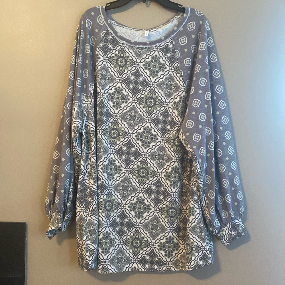 Cato Women’s Pullover Long Top Size Medium Colors Gray, White, and Light Green